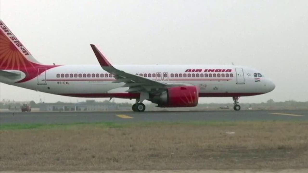 'യാത്രക്കാരെ ഞെക്കിപ്പിഴിഞ്ഞ് വിമാന കമ്പനികള്‍'; നാട്ടില്‍ പോകുന്നവരുടെ പോക്കറ്റ് കീറും