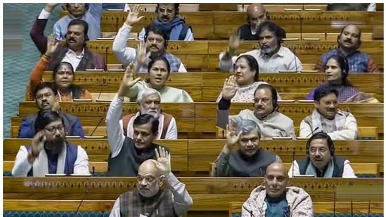 അപകടമുണ്ടാക്കി വാഹനം നിർത്താതെ പോയാല് 10 വര്ഷം വരെ തടവ്; പുതിയ ക്രിമിനൽ നിയമഭേദഗതിയിൽ മാറ്റങ്ങൾ നിരവധി അപകടമുണ്ടാക്കി വാഹനം നിർത്താതെ പോയാല് 10 വര്ഷം വരെ തടവ്; പുതിയ ക്രിമിനൽ നിയമഭേദഗതിയിൽ മാറ്റങ്ങൾ നിരവധി