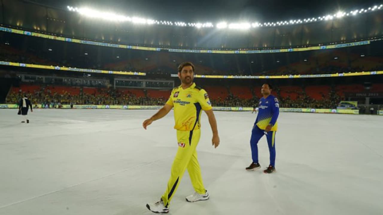 'ഒരൊറ്റ കപ്പ് എങ്കിലും ഞങ്ങള്‍ക്ക് താ', ധോണിയെ ആര്‍സിബിയിലേക്ക് ക്ഷണിച്ച് ആരാധകന്‍; 'തല'യുടെ മറുപടി വൈറല്‍