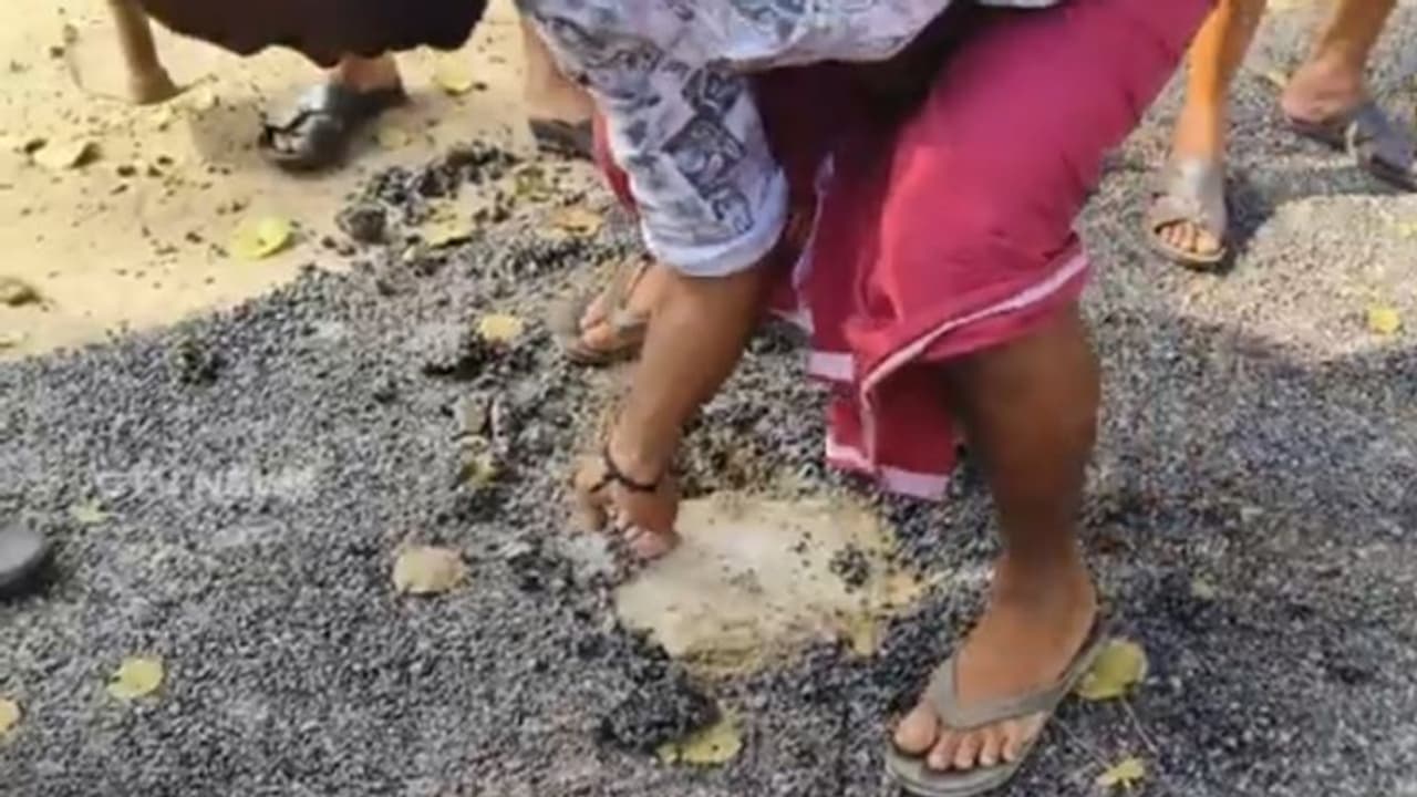 വിഴിഞ്ഞത്ത് വലിയ കുഴികളടച്ച് നടത്തിയ ടാറിംഗ് മണിക്കുറുകൾക്കുള്ളിൽ ഇളകി, പ്രതിഷേധവുമായി നാട്ടുകാർ