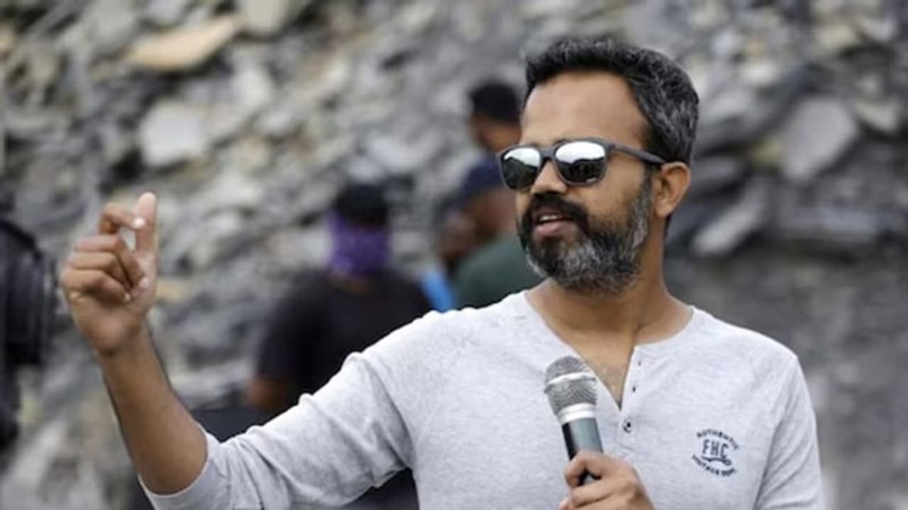 ಪ್ರಭಾಸ್ ಶಾರುಖ್ ಫ್ಯಾನ್ಸ್ ಸೋಷಿಯಲ್ ವಾರ್ ಬಗ್ಗೆ ಕೊನೆಗೂ ಬಾಯ್ಬಿಟ್ಟ ಪ್ರಶಾಂತ್ ನೀಲ್! ಪ್ರಭಾಸ್ ಶಾರುಖ್ ಫ್ಯಾನ್ಸ್ ಸೋಷಿಯಲ್ ವಾರ್ ಬಗ್ಗೆ ಕೊನೆಗೂ ಬಾಯ್ಬಿಟ್ಟ ಪ್ರಶಾಂತ್ ನೀಲ್!