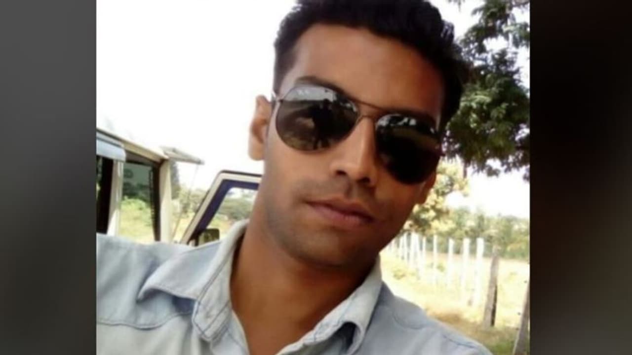 തൃശ്ശൂരിൽ പൊലീസുകാരൻ വീട്ടിൽ തൂങ്ങിമരിച്ച നിലയിൽ തൃശ്ശൂരിൽ പൊലീസുകാരൻ വീട്ടിൽ തൂങ്ങിമരിച്ച നിലയിൽ