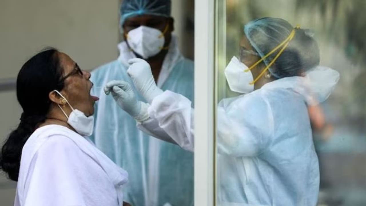 ಭಾರತಕ್ಕೆ ಅಪಾಯದ ಸೂಚನೆ ನೀಡಿದ ಕೇರಳ; 24 ಗಂಟೆಯಲ್ಲಿ 300 ಕೋವಿಡ್ ಕೇಸ್, 3 ಸಾವು!