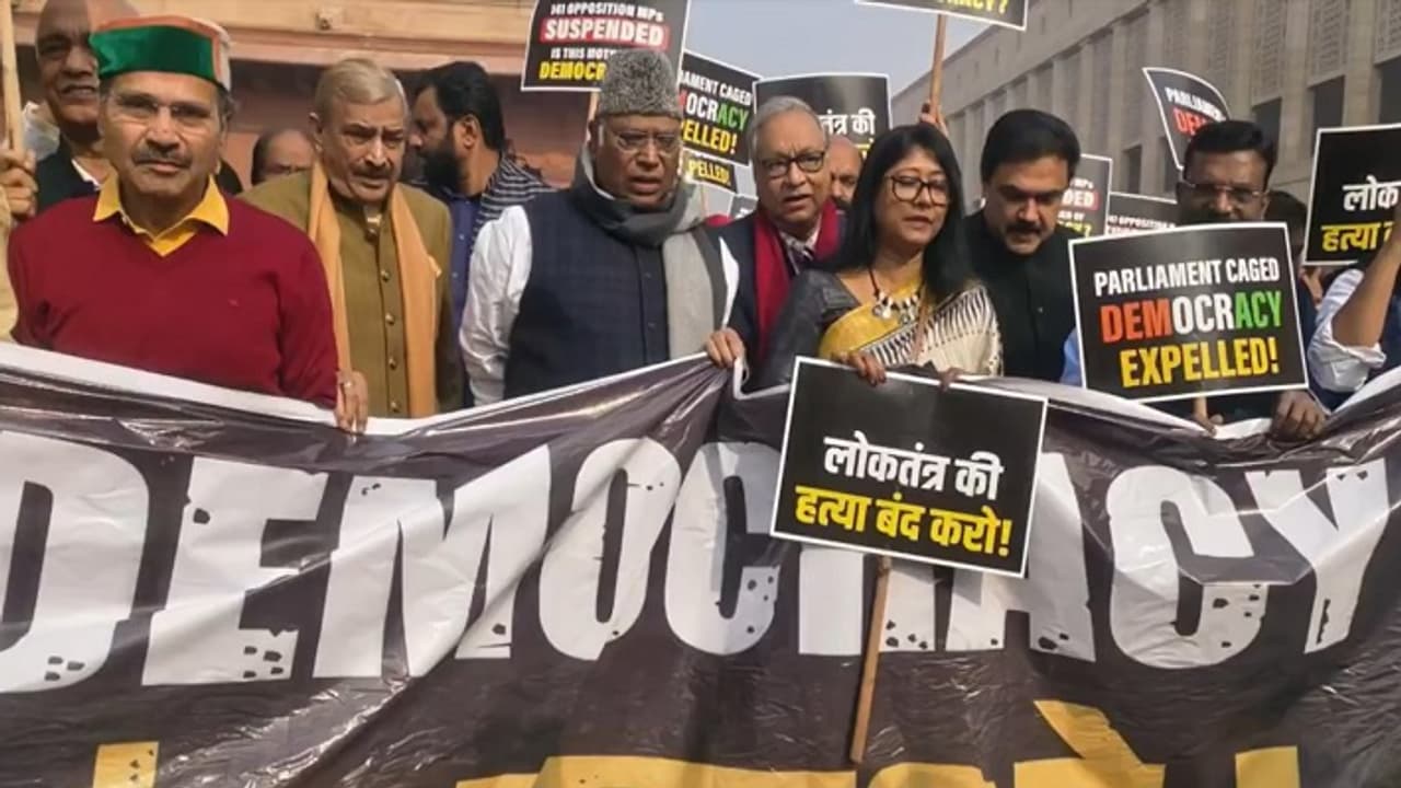 2024 ರಲ್ಲಿ ಬಿಜೆಪಿ ಸೋಲಿಸಲು ವಿಪಕ್ಷಗಳ ಪಣ: 146 ಸಂಸದರ ಸಸ್ಪೆಂಡ್ ಖಂಡಿಸಿ I.N.D.I.A ಬಲ ಪ್ರದರ್ಶನ 2024 ರಲ್ಲಿ ಬಿಜೆಪಿ ಸೋಲಿಸಲು ವಿಪಕ್ಷಗಳ ಪಣ: 146 ಸಂಸದರ ಸಸ್ಪೆಂಡ್ ಖಂಡಿಸಿ I.N.D.I.A ಬಲ ಪ್ರದರ್ಶನ