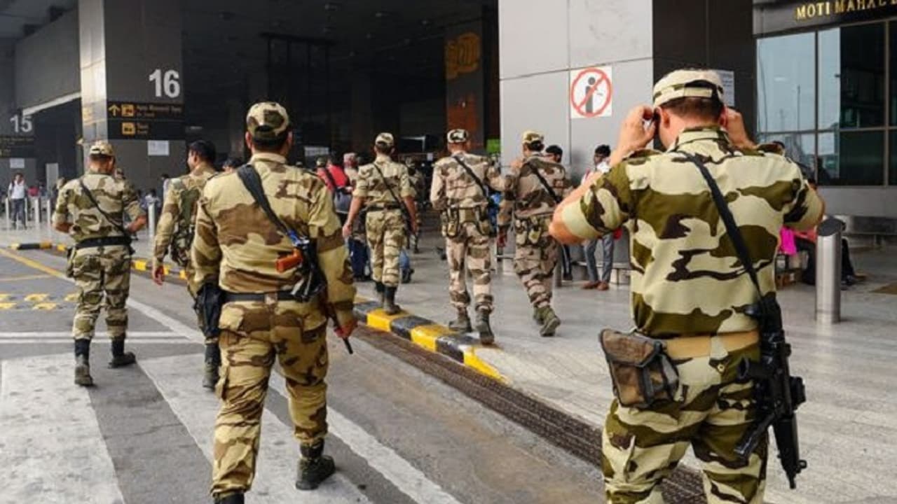 parliament security breach : పార్లమెంట్ సెక్యూరిటీ బాధ్యతలు సీఐఎస్ఎఫ్ చేతికి .. హోంశాఖ కీలక నిర్ణయం parliament security breach : పార్లమెంట్ సెక్యూరిటీ బాధ్యతలు సీఐఎస్ఎఫ్ చేతికి .. హోంశాఖ కీలక నిర్ణయం