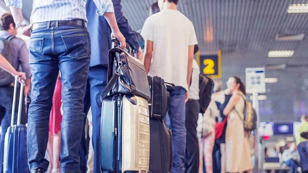 ప్రయాణికులకు క్రిస్మస్ బంపర్ అఫర్: టికెట్ ధరల పై భారీ తగ్గింపు.. ప్రయాణికులకు క్రిస్మస్ బంపర్ అఫర్: టికెట్ ధరల పై భారీ తగ్గింపు..