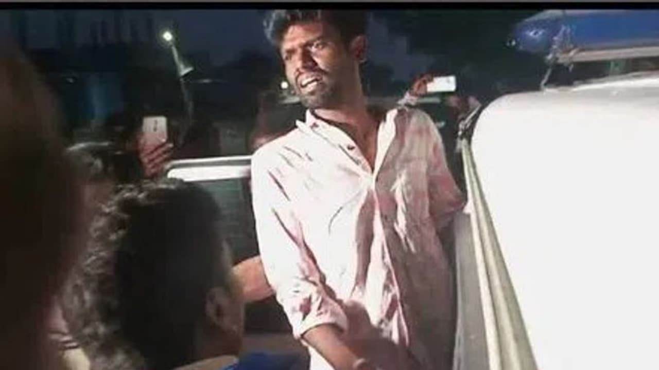 Pallavi Prashanth: పల్లవి ప్రశాంత్ కేసులో కీలక పరిణామం.. మరో ముగ్గురి అరెస్టు.. Pallavi Prashanth: పల్లవి ప్రశాంత్ కేసులో కీలక పరిణామం.. మరో ముగ్గురి అరెస్టు..