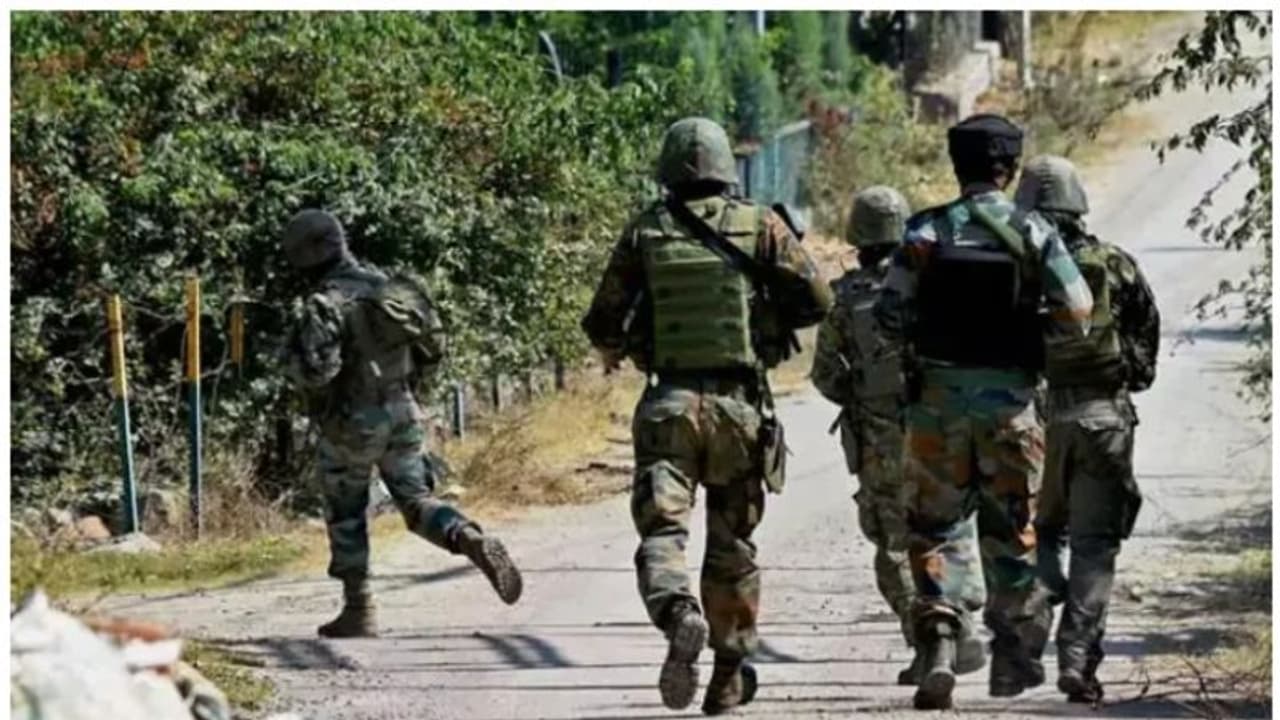 ജമ്മു കശ്മീരിലെ പുല്‍വാമയില്‍ സുരക്ഷാസേനയും ഭീകരരും തമ്മില്‍ ഏറ്റുമുട്ടൽ
