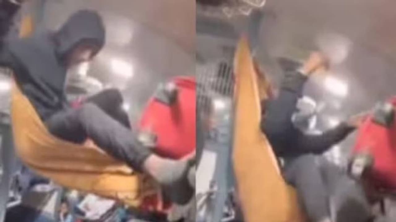 കിടക്കാൻ ട്രെയിനിൽ തൊട്ടിൽ കെട്ടി, എല്ലാം കൂടി പൊട്ടിപ്പൊളിഞ്ഞ് താഴെ; വീഡിയോ കിടക്കാൻ ട്രെയിനിൽ തൊട്ടിൽ കെട്ടി, എല്ലാം കൂടി പൊട്ടിപ്പൊളിഞ്ഞ് താഴെ; വീഡിയോ