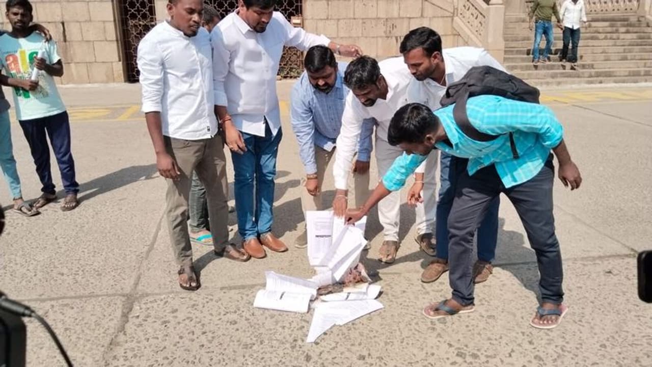 భట్టి వ్యాఖ్యలపై నిరుద్యోగ జేఏసీ ఆగ్రహం.. కాంగ్రెస్ మేనిఫెస్టోను దహనం చేసి ఆందోళన భట్టి వ్యాఖ్యలపై నిరుద్యోగ జేఏసీ ఆగ్రహం.. కాంగ్రెస్ మేనిఫెస్టోను దహనం చేసి ఆందోళన