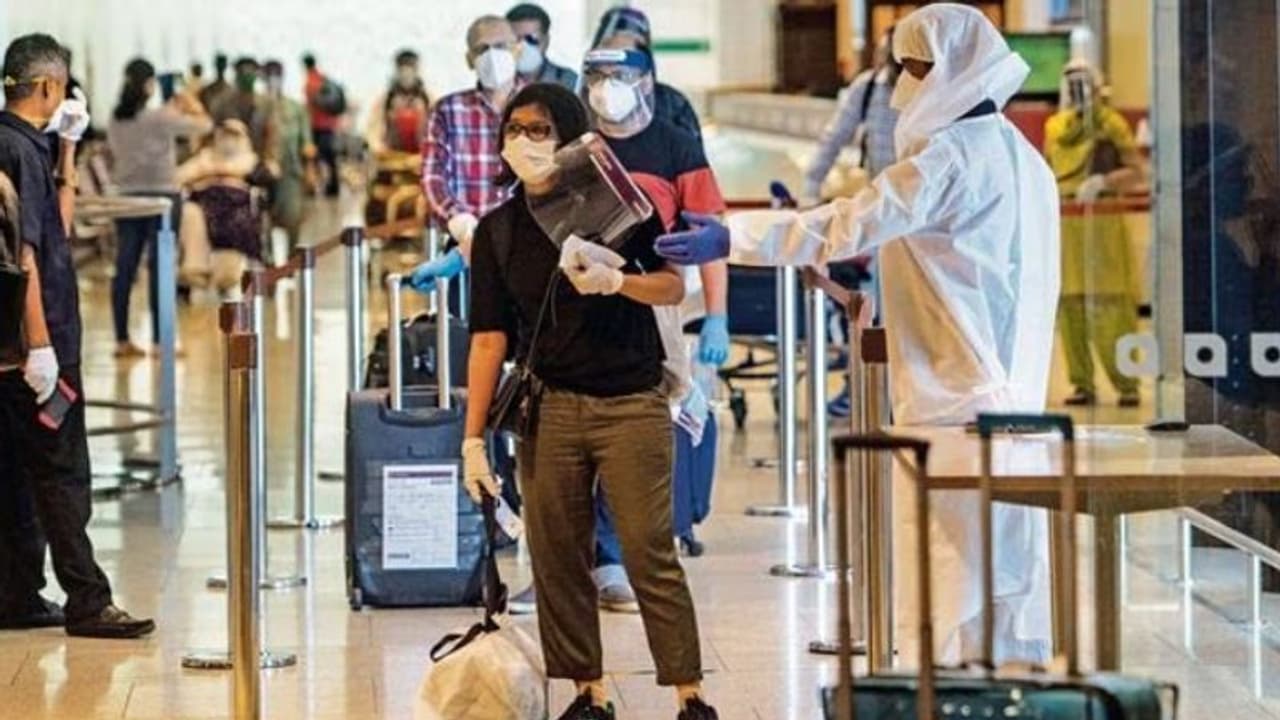 சிங்கப்பூரில் கொரோனா.. ஒரே வாரத்தில் 965 பேர் மருத்துவமனையில் அனுமதி புதிய தகவலை வெளியிட்ட சிங்கை MOH! சிங்கப்பூரில் கொரோனா.. ஒரே வாரத்தில் 965 பேர் மருத்துவமனையில் அனுமதி புதிய தகவலை வெளியிட்ட சிங்கை MOH!