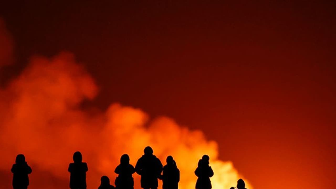 നഗരം വിഴുങ്ങാന് അഗ്നിപര്വ്വത ലാവ; അടിയന്തരാവസ്ഥ പ്രഖ്യാപിച്ച് ഐസ്ലാന്ഡ്, 4000 പേരെ ഒഴിപ്പിച്ചു നഗരം വിഴുങ്ങാന് അഗ്നിപര്വ്വത ലാവ; അടിയന്തരാവസ്ഥ പ്രഖ്യാപിച്ച് ഐസ്ലാന്ഡ്, 4000 പേരെ ഒഴിപ്പിച്ചു