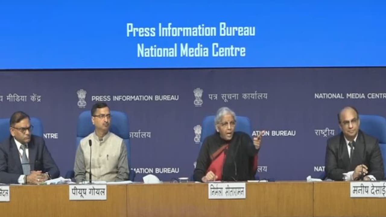ஸ்டாலின் கேட்ட NDRF நிதி குறித்து வாய் திறக்காத நிர்மலா சீதாராமன்! ஸ்டாலின் கேட்ட NDRF நிதி குறித்து வாய் திறக்காத நிர்மலா சீதாராமன்!