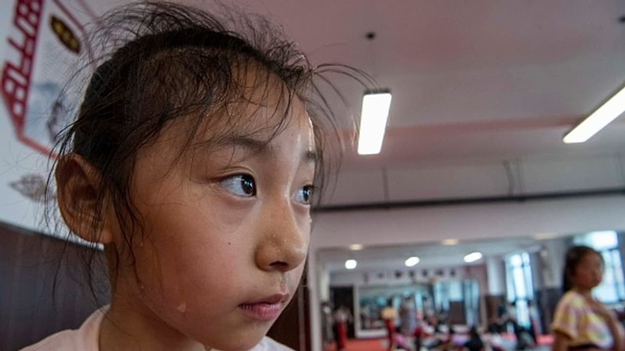 ക്ലാസിനിടെ ഭക്ഷണം കഴിച്ച പെൺകുട്ടികളുടെ മുഖത്ത് അടിക്കാന് ആൺകുട്ടികളോട് ആവശ്യപ്പെട്ട ടീച്ചർക്ക് സസ്പെൻഷൻ ! ക്ലാസിനിടെ ഭക്ഷണം കഴിച്ച പെൺകുട്ടികളുടെ മുഖത്ത് അടിക്കാന് ആൺകുട്ടികളോട് ആവശ്യപ്പെട്ട ടീച്ചർക്ക് സസ്പെൻഷൻ !