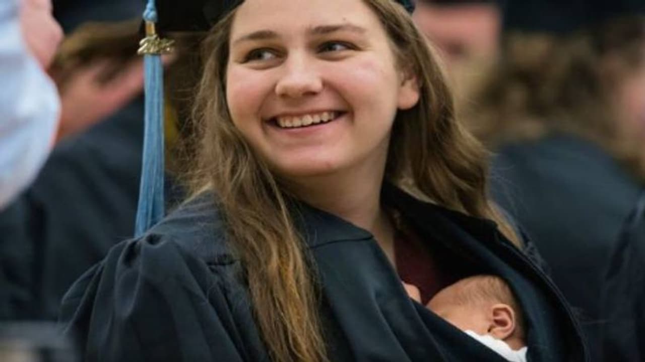 പ്രപഞ്ചത്തിലെ ഏറ്റവും വലിയ പോരാളി; ​ഗ്രാജ്വേഷൻ ​ഗൗണിൽ 10 ദിവസം മാത്രം പ്രായമുള്ള കുഞ്ഞുമായി യുവതി