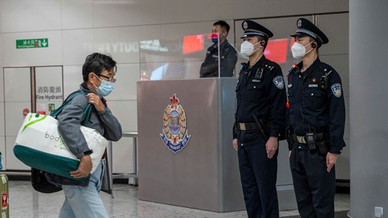 'സബാഷ്...'; കടം വാങ്ങിയ പണം തിരികെ നൽകാൻ രണ്ട് മാസത്തിന് ശേഷം പോലീസിനെ തേടിയെത്തി യുവാവ് ! 'സബാഷ്...'; കടം വാങ്ങിയ പണം തിരികെ നൽകാൻ രണ്ട് മാസത്തിന് ശേഷം പോലീസിനെ തേടിയെത്തി യുവാവ് !