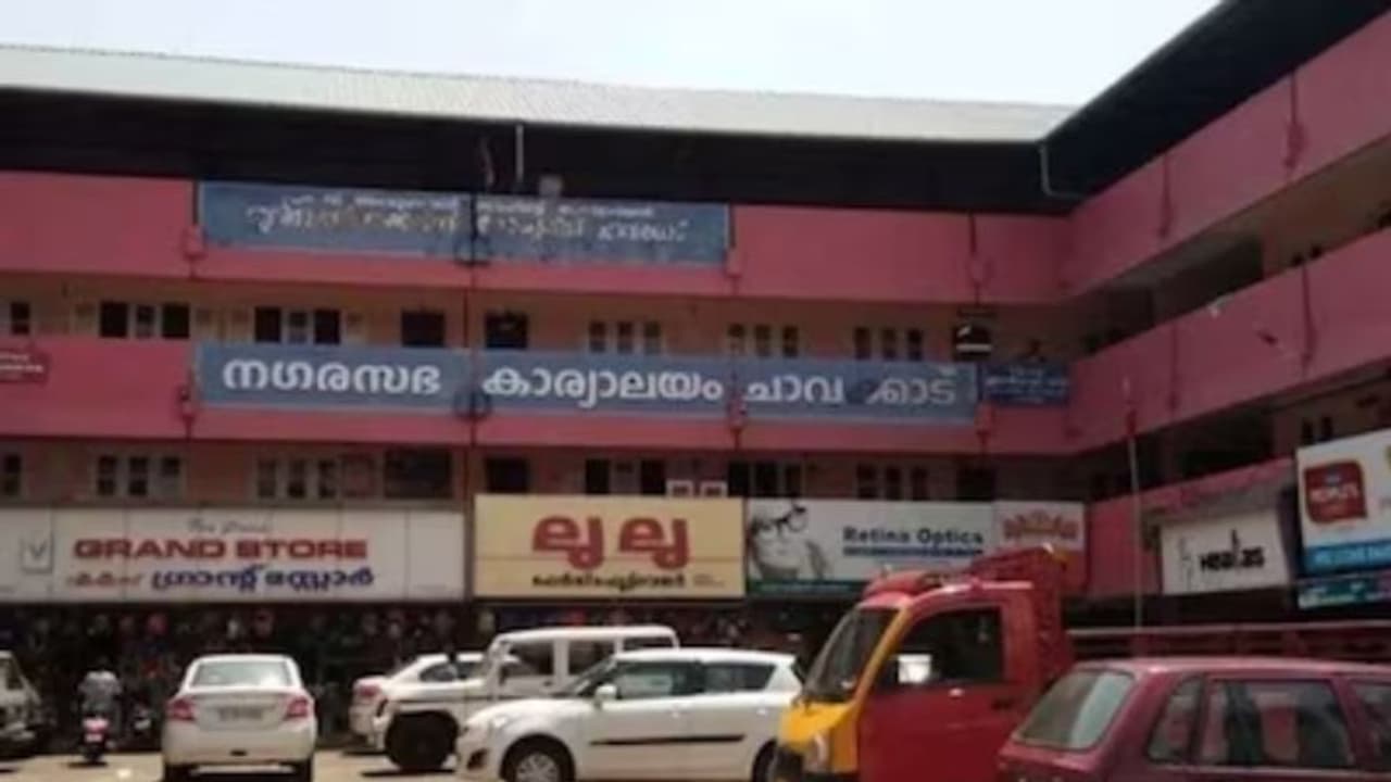 ജോലിക്കിടയില്‍ ബിജെപി നേതാവിന്‍റെ അനുസ്മരണ ചടങ്ങില്‍ പങ്കെടുത്തു; നഗരസഭ ജീവനക്കാരിക്ക് സസ്‌പെൻഷൻ