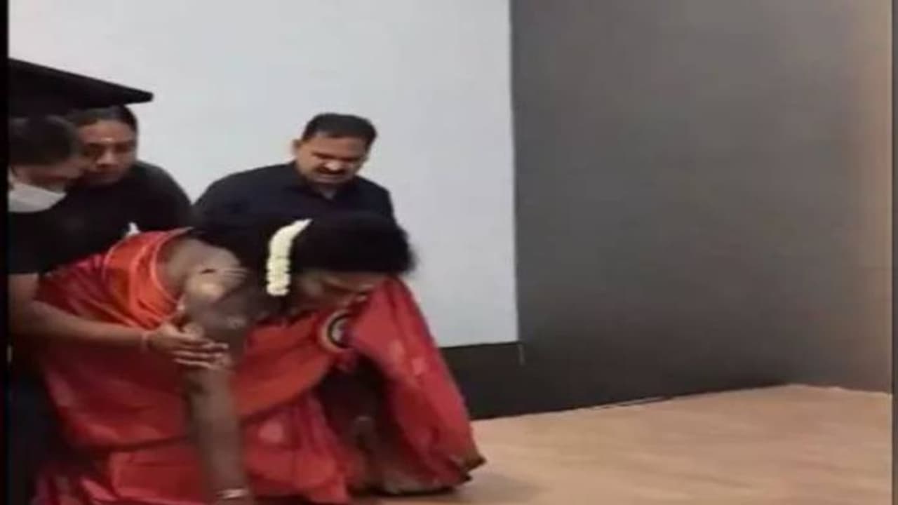 நிகழ்ச்சியில் திடீரென தவறி விழுந்த தெலுங்கானா ஆளுநர் தமிழிசை சௌந்தரராஜன்.. வைரல் வீடியோ !! நிகழ்ச்சியில் திடீரென தவறி விழுந்த தெலுங்கானா ஆளுநர் தமிழிசை சௌந்தரராஜன்.. வைரல் வீடியோ !!