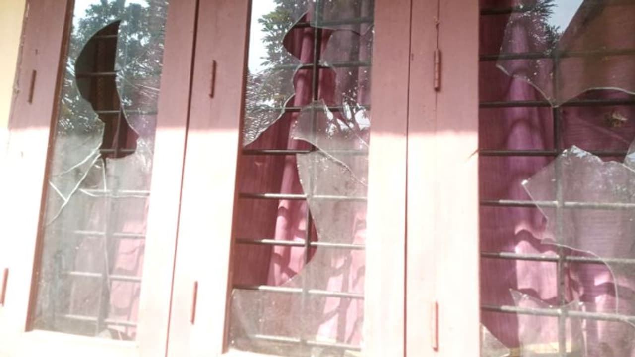 വൻ ശബ്ദം, വീടിന്‍റെ 3 ജനൽ ചില്ലുകൾ തകർന്നു; ആലപ്പുഴയിൽ മുൻ പഞ്ചായത്ത് അംഗത്തിന്‍റെ വീടിന് നേരെ ആക്രമണം