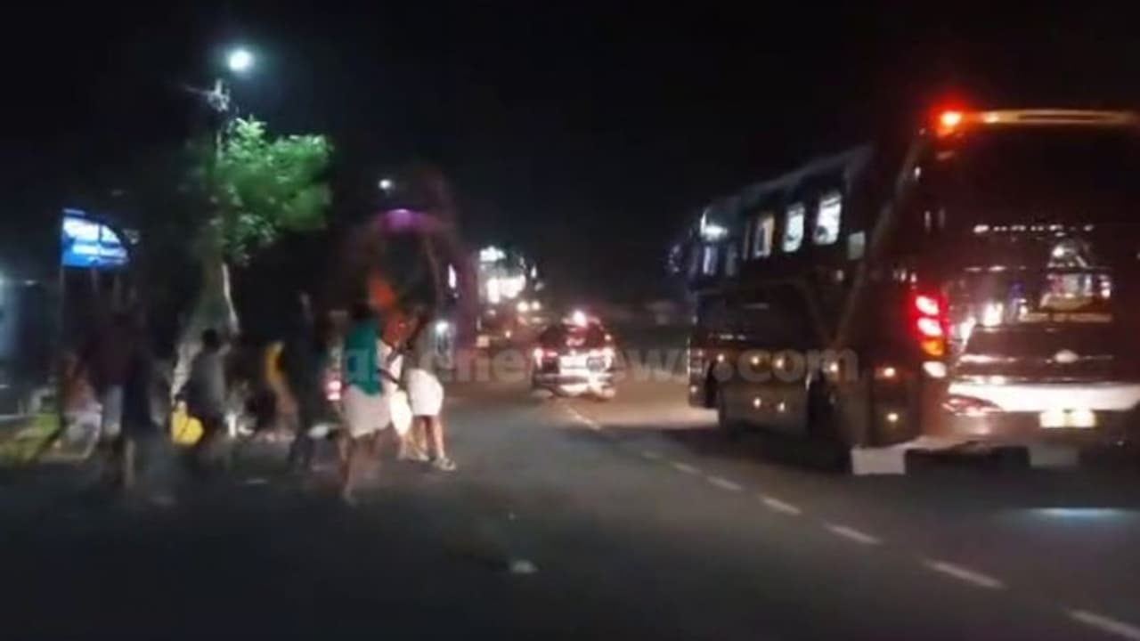 നവ കേരള സദസ്: മുഖ്യമന്ത്രിക്കെതിരെ രാത്രിയിലും കരിങ്കൊടി: തിരുവനന്തപുരത്ത് പലയിടത്തും സംഘര്ഷം നവ കേരള സദസ്: മുഖ്യമന്ത്രിക്കെതിരെ രാത്രിയിലും കരിങ്കൊടി: തിരുവനന്തപുരത്ത് പലയിടത്തും സംഘര്ഷം