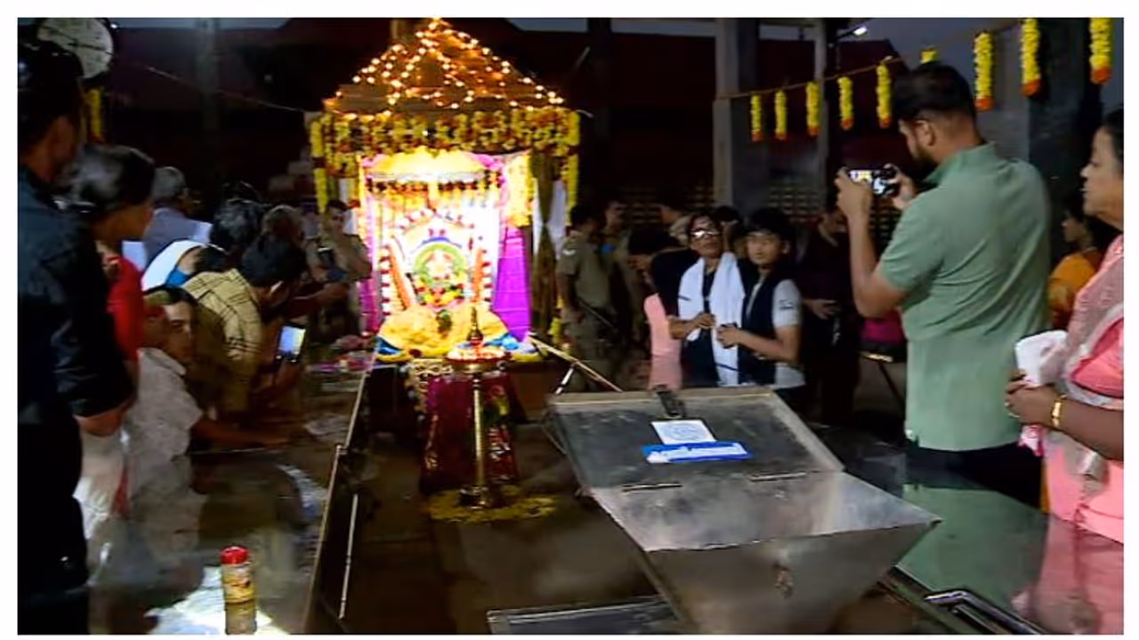 അയ്യപ്പ വിഗ്രഹത്തിൽ ചാർത്താനുള്ള തങ്ക അങ്കി ഘോഷയാത്ര പുറപ്പെട്ടു; ശബരിമലയിൽ എത്തുക 26ന് അയ്യപ്പ വിഗ്രഹത്തിൽ ചാർത്താനുള്ള തങ്ക അങ്കി ഘോഷയാത്ര പുറപ്പെട്ടു; ശബരിമലയിൽ എത്തുക 26ന്