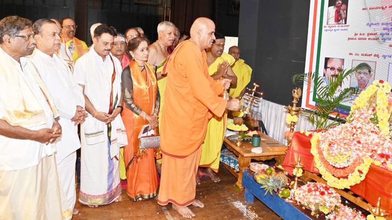  ಪಠ್ಯದ ಕಲಿಕೆಯನ್ನಷ್ಟೇ ಶಿಕ್ಷಣ ಎಂಬ ಭ್ರಮೆ ನಮ್ಮಲ್ಲಿದೆ : ಶ್ರೀ ವೀರೇಶಾನಂದ ಸ್ವಾಮೀಜಿ 