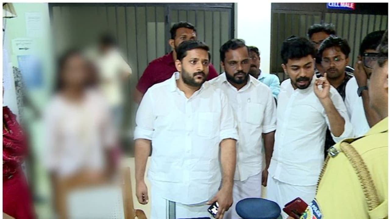 ആറന്മുള പൊലീസ് സ്റ്റേഷനിലെ പ്രതിഷേധം; യൂത്ത് കോൺഗ്രസ് കെഎസ്യു പ്രവർത്തകർക്കെതിരെ കേസ് ആറന്മുള പൊലീസ് സ്റ്റേഷനിലെ പ്രതിഷേധം; യൂത്ത് കോൺഗ്രസ് കെഎസ്യു പ്രവർത്തകർക്കെതിരെ കേസ്