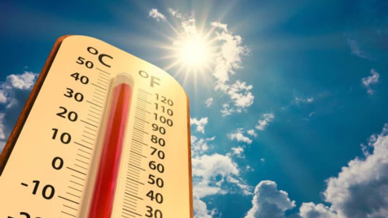 വോട്ടെടുപ്പിനിടെ കുഴഞ്ഞുവീണ് മരണങ്ങളുണ്ടായത് ചൂട് മൂലമോ? പാലക്കാട്ടുകാര് ജാഗ്രതയില്... വോട്ടെടുപ്പിനിടെ കുഴഞ്ഞുവീണ് മരണങ്ങളുണ്ടായത് ചൂട് മൂലമോ? പാലക്കാട്ടുകാര് ജാഗ്രതയില്...