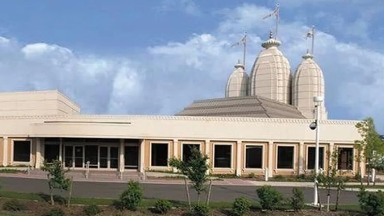 மோடிக்கு எதிராக கோஷங்கள்.. அமெரிக்காவில் சிதைக்கப்பட்ட ஹிந்து கோவில் என்ன நடந்தது? முழு விவரம்! மோடிக்கு எதிராக கோஷங்கள்.. அமெரிக்காவில் சிதைக்கப்பட்ட ஹிந்து கோவில் என்ன நடந்தது? முழு விவரம்!