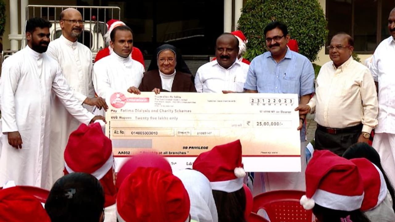 ഒഴിഞ്ഞ കുടിവെള്ള കുപ്പികളിൽ നാണയമിട്ട് ശേഖരിച്ചത് 25 ലക്ഷം, ഡയാലിസിസ് രോഗികൾക്ക് കൊച്ചി രൂപതയുടെ സമ്മാനം ഒഴിഞ്ഞ കുടിവെള്ള കുപ്പികളിൽ നാണയമിട്ട് ശേഖരിച്ചത് 25 ലക്ഷം, ഡയാലിസിസ് രോഗികൾക്ക് കൊച്ചി രൂപതയുടെ സമ്മാനം