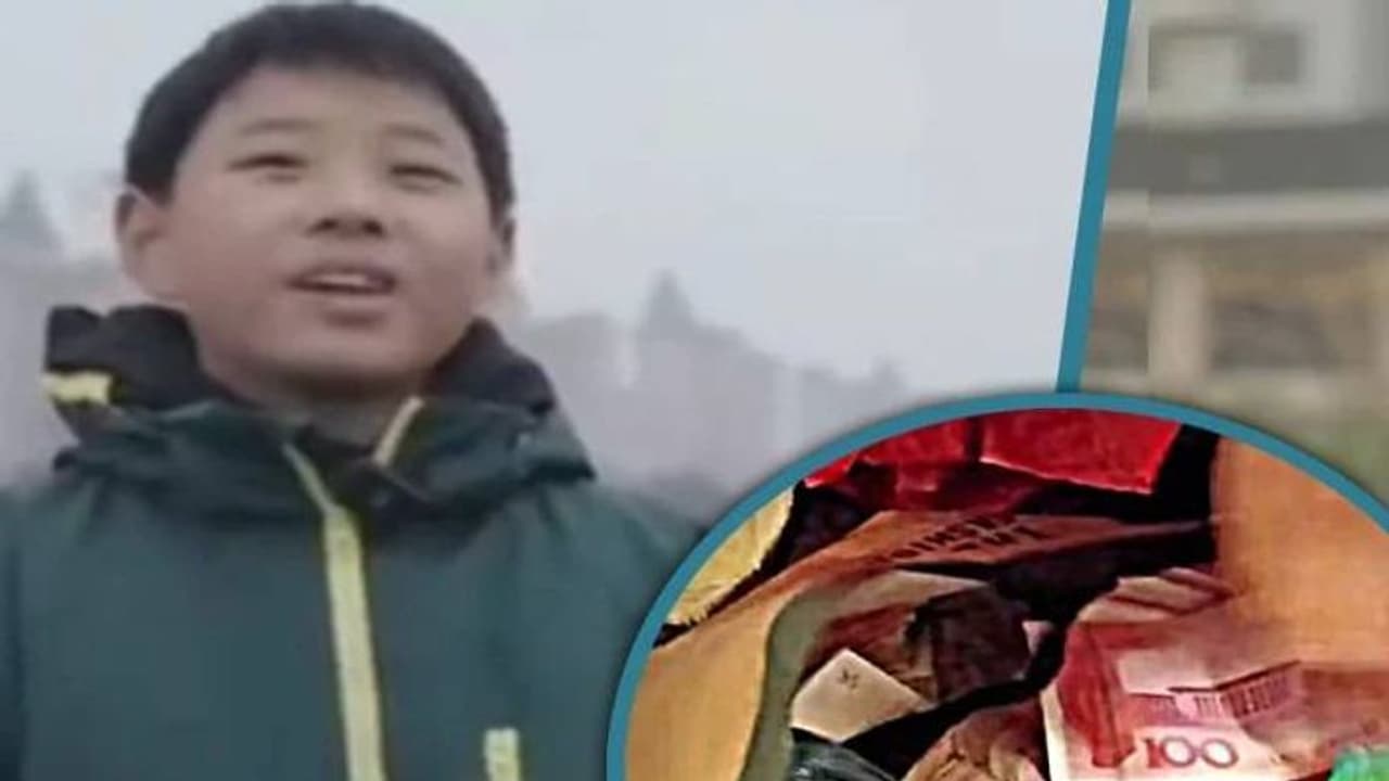 വഴിയിൽ കിടന്ന് കിട്ടിയത് 18.45 ലക്ഷം രൂപ, അച്ഛൻ മരണക്കിടക്കയിൽ, കാശില്ല, എന്നിട്ടും 13 കാരൻ ചെയ്തത്... വഴിയിൽ കിടന്ന് കിട്ടിയത് 18.45 ലക്ഷം രൂപ, അച്ഛൻ മരണക്കിടക്കയിൽ, കാശില്ല, എന്നിട്ടും 13 കാരൻ ചെയ്തത്...