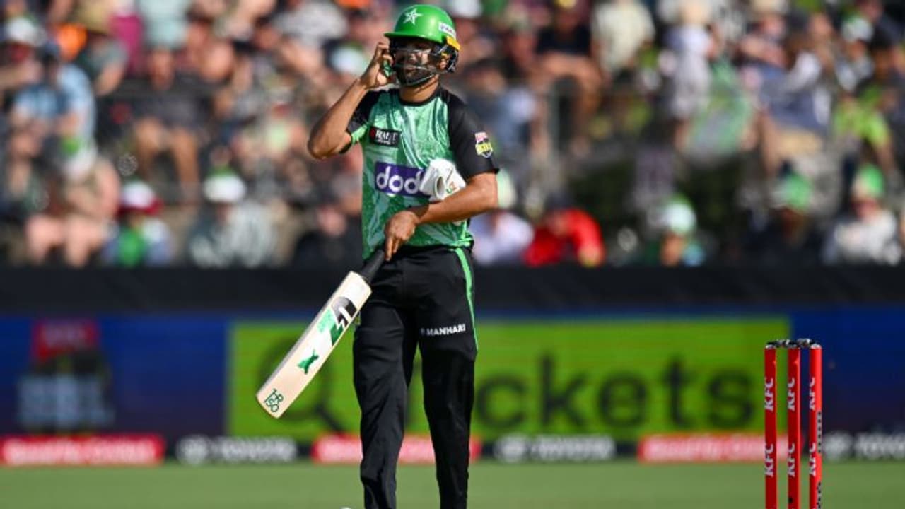 ഇതെന്താ കണ്ടം ക്രിക്കറ്റോ? ബിഗ് ബാഷില് പാഡും ഗ്ലൗസും ധരിക്കാതെ ബാറ്റിംഗിനെത്തി ഹാരിസ് റൗഫ് വീഡിയോ ഇതെന്താ കണ്ടം ക്രിക്കറ്റോ? ബിഗ് ബാഷില് പാഡും ഗ്ലൗസും ധരിക്കാതെ ബാറ്റിംഗിനെത്തി ഹാരിസ് റൗഫ് വീഡിയോ