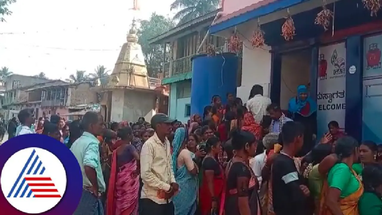 ಪ್ರಧಾನಿ ಮೋದಿ ₹5000 ಕೊಡ್ತಾರೆ ಅನ್ನೋ ವದಂತಿ; ಗ್ಯಾಸ್ ಅಂಗಡಿ ಮುಂದೆ ಮಹಿಳೆಯರು ನೂಕುನುಗ್ಗಲು! 