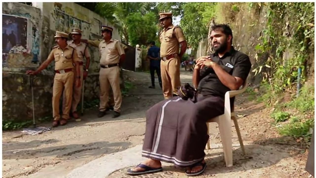 കോൺഗ്രസ്‌ മാർച്ചിനെതിരായ പൊലീസ് നടപടി; കറുത്ത വസ്ത്രമണിഞ്ഞ് ചാണ്ടി ഉമ്മന്‍റെ ഒറ്റയാള്‍ സമരം