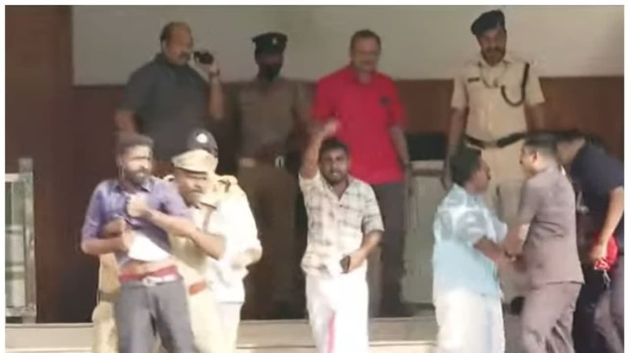 സെക്രട്ടറിയേറ്റിനുള്ളിൽ പ്രതിഷേധം; മുഖ്യമന്ത്രിയുടെ ഓഫീസിന് മുന്നിൽ കരിങ്കൊടിയുമായി ആർവൈഎഫ് പ്രവർത്തകർ