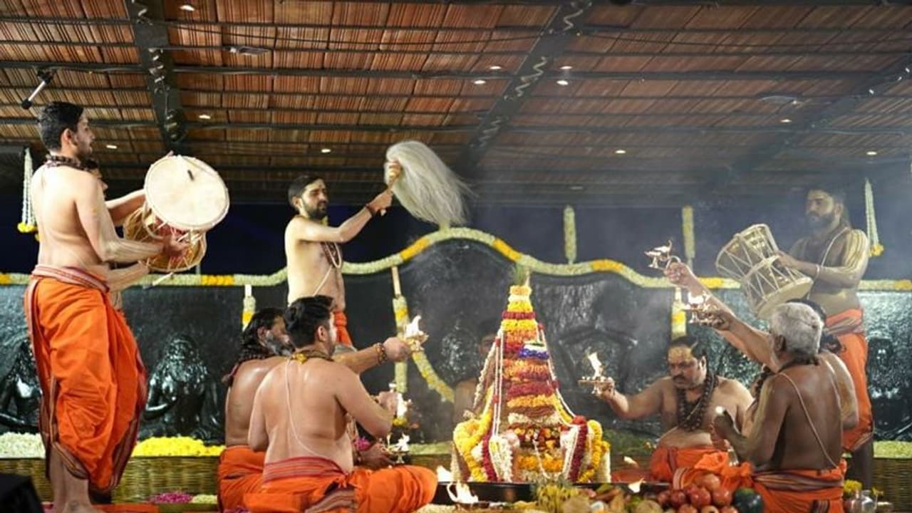 Isha Yoga : ஆதியோகி முன் நடைபெற்ற சக்திமிக்க சப்தரிஷி ஆரத்தி!