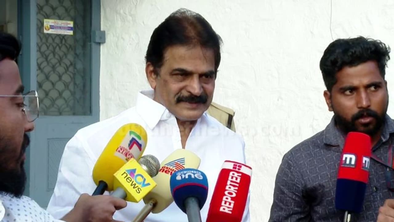 നേതാക്കൾക്കെതിരെ ഗ്രനേഡ് എറിഞ്ഞത് എന്തിന്? സംസ്ഥാനത്ത് ചങ്ങലയ്ക്ക് ഭ്രാന്ത് പിടിച്ച സ്ഥിതി: കെസി വേണുഗോപാൽ