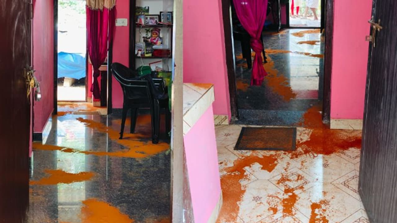 കരോൾ സംഘത്തിനൊപ്പം പോയി, ഒന്നര മണിക്കൂര് കൊണ്ട് തിരിച്ചെത്തിയപ്പോൾ മുറികളിലാകെ മുളകുപൊടി, 8 പവൻ മോഷണം പോയി കരോൾ സംഘത്തിനൊപ്പം പോയി, ഒന്നര മണിക്കൂര് കൊണ്ട് തിരിച്ചെത്തിയപ്പോൾ മുറികളിലാകെ മുളകുപൊടി, 8 പവൻ മോഷണം പോയി