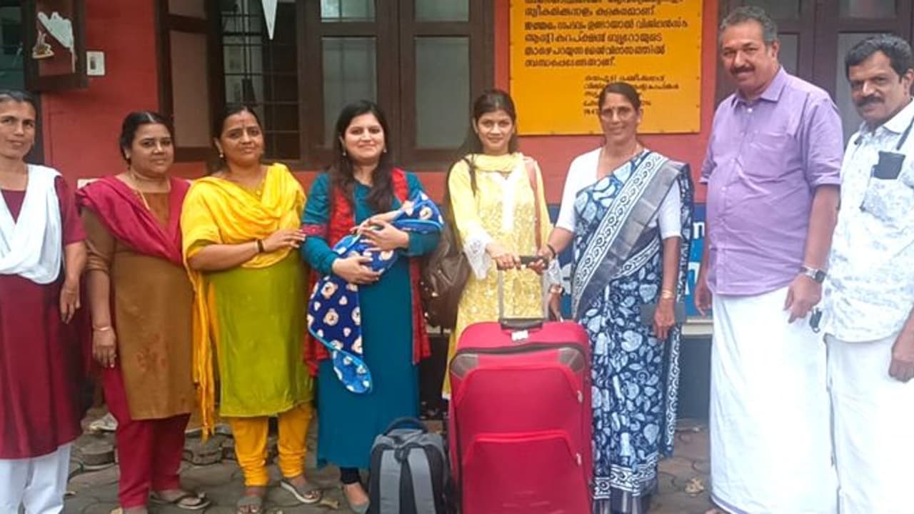 ആറ് മാസം മുമ്പ് അതിഥിയായി എത്തി, ആലപ്പുഴ നഗരസഭയുടെ തണലിൽ 'അവൾ രണ്ടുപേരായി', കുടുംബത്തോടൊപ്പം മടക്കം ആറ് മാസം മുമ്പ് അതിഥിയായി എത്തി, ആലപ്പുഴ നഗരസഭയുടെ തണലിൽ 'അവൾ രണ്ടുപേരായി', കുടുംബത്തോടൊപ്പം മടക്കം