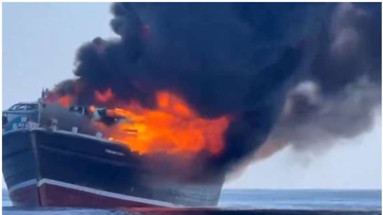 ഒമാന്‍ കടലില്‍ ചരക്ക് കപ്പലിന് തീപിടിച്ചു; 11 ഇന്ത്യക്കാരെ രക്ഷപ്പെടുത്തി