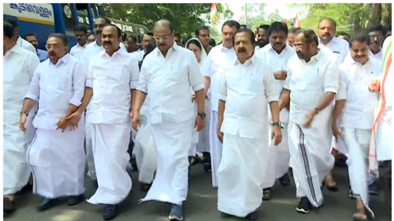 ഡിജിപി ഓഫീസ് മാർച്ച്: കെ. സുധാകരൻ ഒന്നാം പ്രതി; കണ്ടാലറിയാവുന്ന 500 പേർക്കെതിരെയും കേസ് ഡിജിപി ഓഫീസ് മാർച്ച്: കെ. സുധാകരൻ ഒന്നാം പ്രതി; കണ്ടാലറിയാവുന്ന 500 പേർക്കെതിരെയും കേസ്