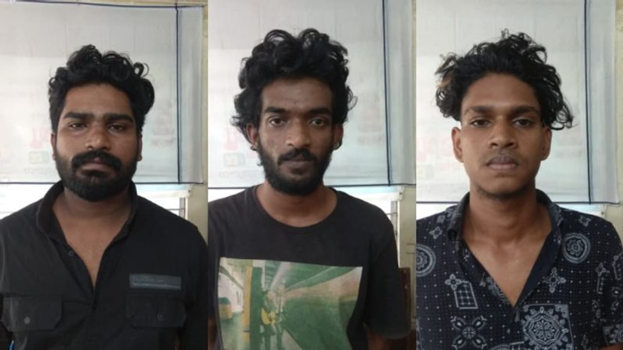 'മദ്യം താടാ', കത്തി വീശി ഭീഷണി, സോഡാക്കുപ്പികൾ അടിച്ച് പൊട്ടിച്ചു; ബാറിൽ യുവാക്കളുടെ പരാക്രമം, പിടി വീണു 'മദ്യം താടാ', കത്തി വീശി ഭീഷണി, സോഡാക്കുപ്പികൾ അടിച്ച് പൊട്ടിച്ചു; ബാറിൽ യുവാക്കളുടെ പരാക്രമം, പിടി വീണു