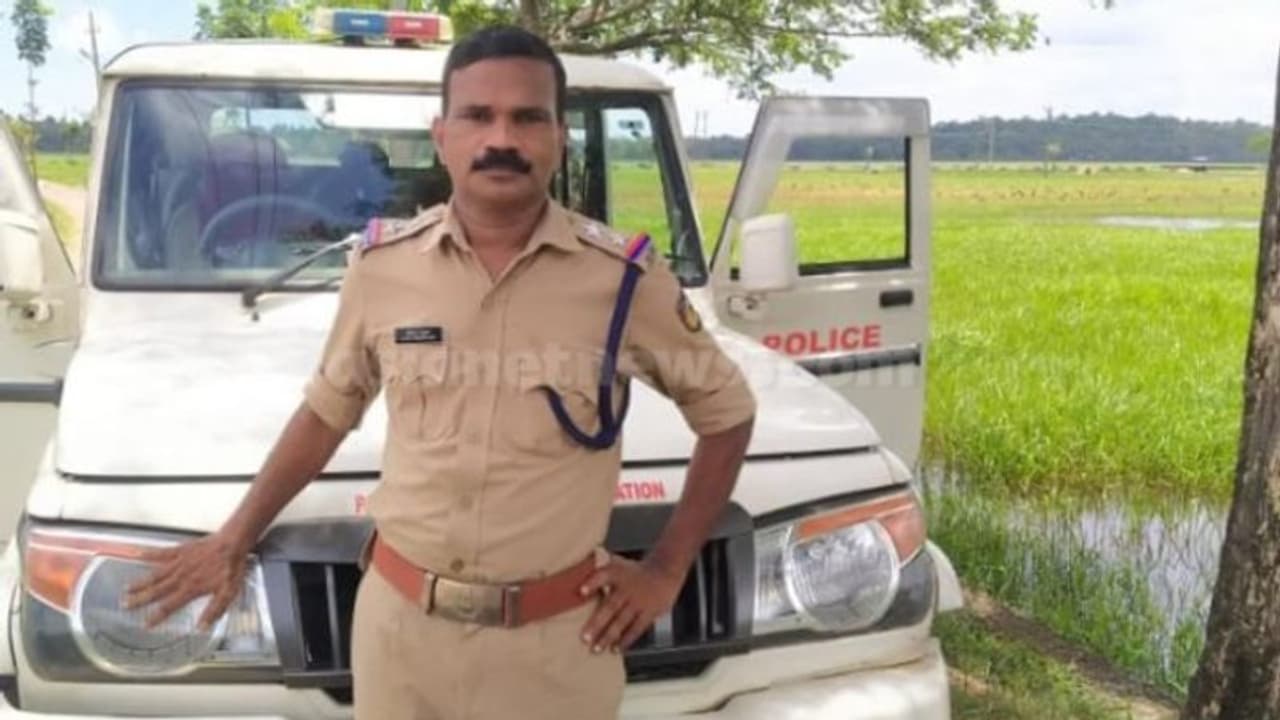 എറണാകുളം ഞാറക്കൽ സ്റ്റേഷനിലെ ഗ്രേഡ് എസ്ഐയെ തൂങ്ങിമരിച്ച നിലയിൽ കണ്ടെത്തി എറണാകുളം ഞാറക്കൽ സ്റ്റേഷനിലെ ഗ്രേഡ് എസ്ഐയെ തൂങ്ങിമരിച്ച നിലയിൽ കണ്ടെത്തി