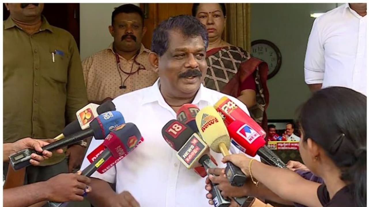 ഒന്ന് 3600 രൂപ, മറ്റൊന്ന് 2800, 'പുതിയ' വിലയിട്ട് സർക്കാർ! സ്ഥാനമൊഴിഞ്ഞ മന്ത്രിക്കും പിഎസിനും പഴയ മൊബൈൽ നൽകും ഒന്ന് 3600 രൂപ, മറ്റൊന്ന് 2800, 'പുതിയ' വിലയിട്ട് സർക്കാർ! സ്ഥാനമൊഴിഞ്ഞ മന്ത്രിക്കും പിഎസിനും പഴയ മൊബൈൽ നൽകും