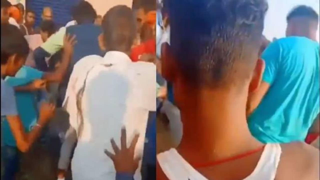 നിയമം കയ്യിലെടുക്കാമോ? മോഷണമാരോപിച്ച് യുവാവിനെ ക്രൂരമായി മർദ്ദിച്ച് നാട്ടുകാർ, വിമർശനം നിയമം കയ്യിലെടുക്കാമോ? മോഷണമാരോപിച്ച് യുവാവിനെ ക്രൂരമായി മർദ്ദിച്ച് നാട്ടുകാർ, വിമർശനം