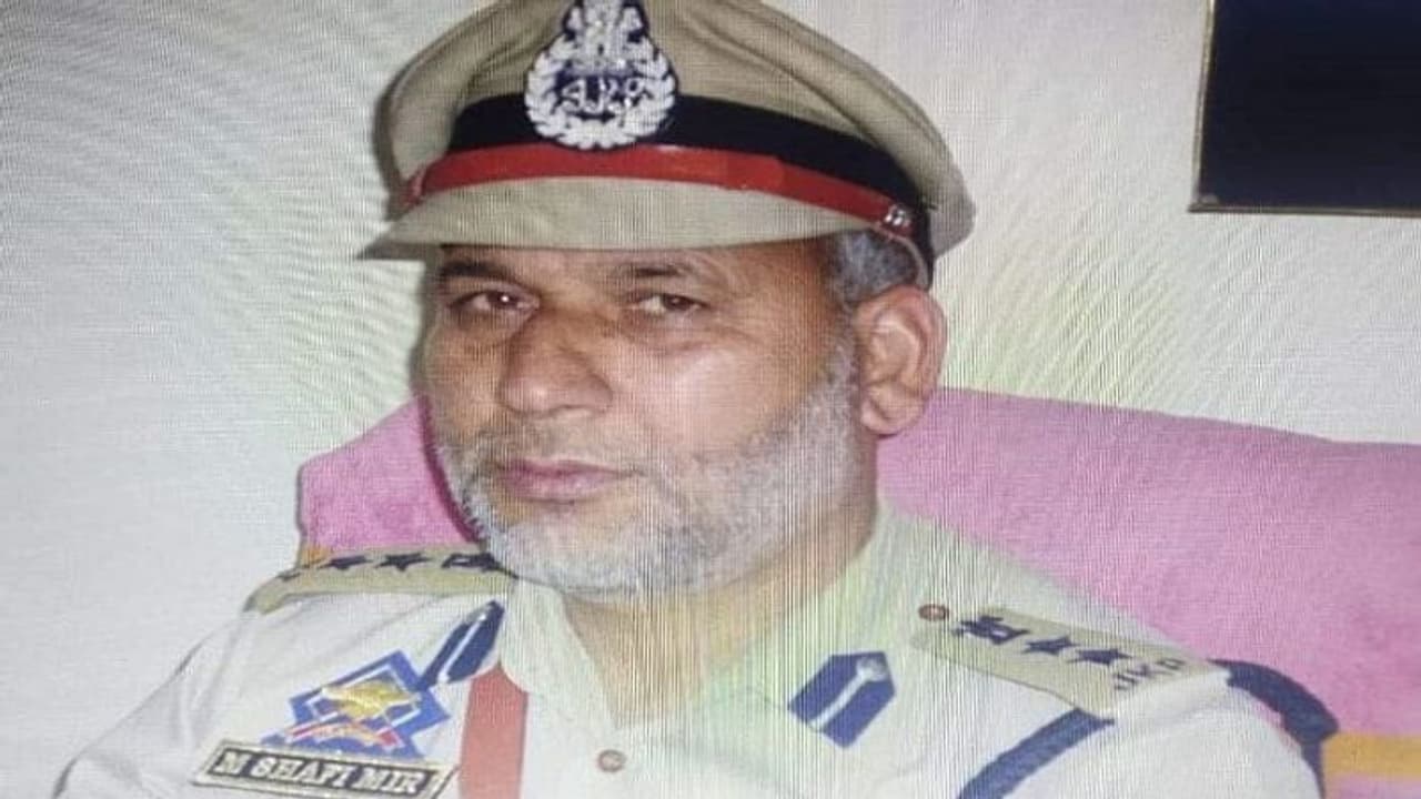 ఉగ్రవాదుల దుశ్చర్య.. మసీదులో ప్రార్థనలు చేస్తుండగా రిటైర్డ్ పోలీస్ అధికారి హత్య.. ఉగ్రవాదుల దుశ్చర్య.. మసీదులో ప్రార్థనలు చేస్తుండగా రిటైర్డ్ పోలీస్ అధికారి హత్య..