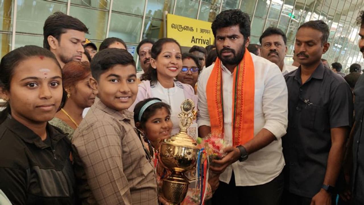  தலைநகர் டெல்லியில் நடைபெற்ற உலக யோகா போட்டி.. வெற்றி பெற்ற கோவை சிறுமிக்கு வாழ்த்து தெரிவித்த அண்ணாமலை!