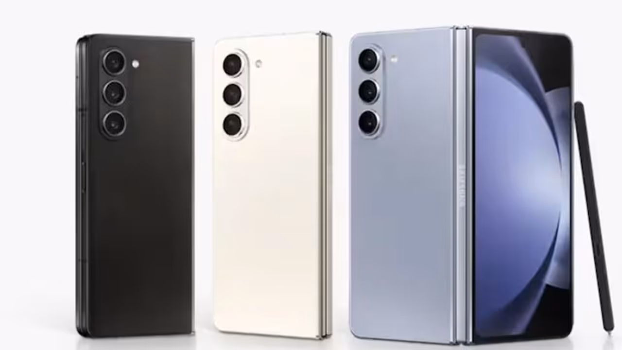 Christmas sale: Samsung Galaxy Z Fold 5 gets MASSIVE discount! Check new price, bank offers & more Christmas sale: Samsung Galaxy Z Fold 5 gets MASSIVE discount! Check new price, bank offers & more