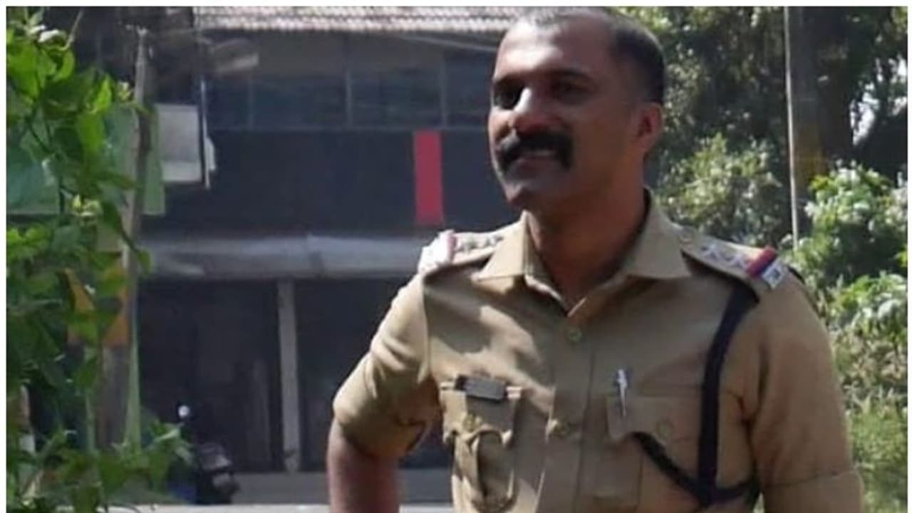 സ്വർണ്ണക്കടത്ത് സംഘവുമായി ബന്ധം, വിവരങ്ങള് ചോർത്തി നൽകി; എസ് ഐക്ക് സസ്പെൻഷൻ സ്വർണ്ണക്കടത്ത് സംഘവുമായി ബന്ധം, വിവരങ്ങള് ചോർത്തി നൽകി; എസ് ഐക്ക് സസ്പെൻഷൻ