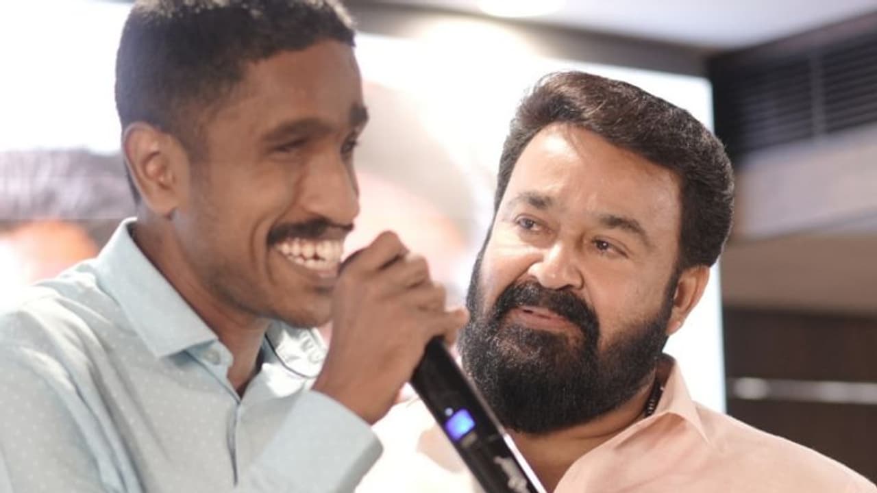 വിഷ്ണുവിനെ ചേര്ത്തുപിടിച്ച് നേരിന്റെ വിജയം ആഘോഷിച്ച് മോഹൻലാല്, ഏട്ടനാണെന്ന് ആരാധകര് വിഷ്ണുവിനെ ചേര്ത്തുപിടിച്ച് നേരിന്റെ വിജയം ആഘോഷിച്ച് മോഹൻലാല്, ഏട്ടനാണെന്ന് ആരാധകര്